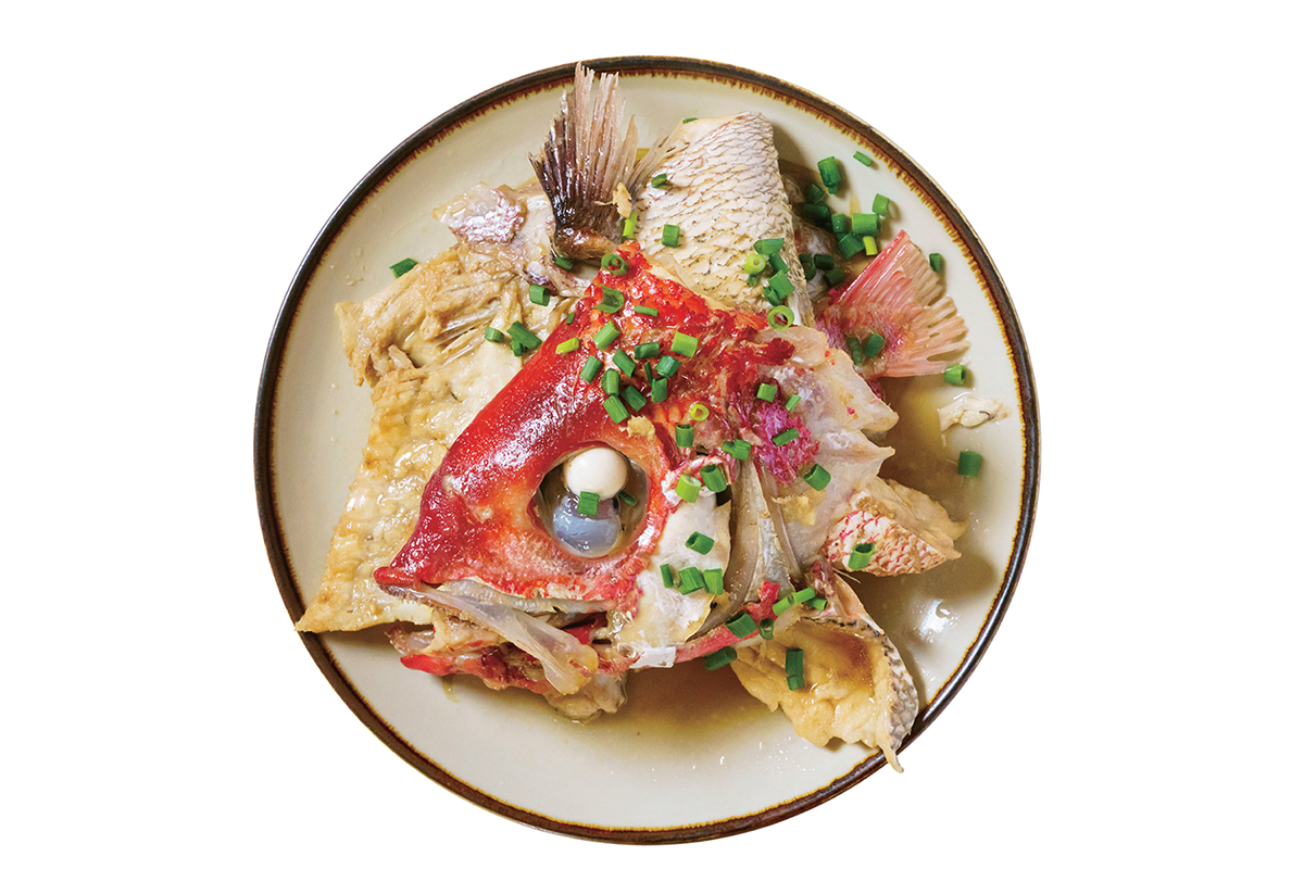 アカマチのあら煮
沖縄三大高級魚の一つ、アカマチ（ハマダイ）を甘辛く煮付けて。思わず無言でしゃぶりつく。クセもなく、上品な味わいだ。1,480円。