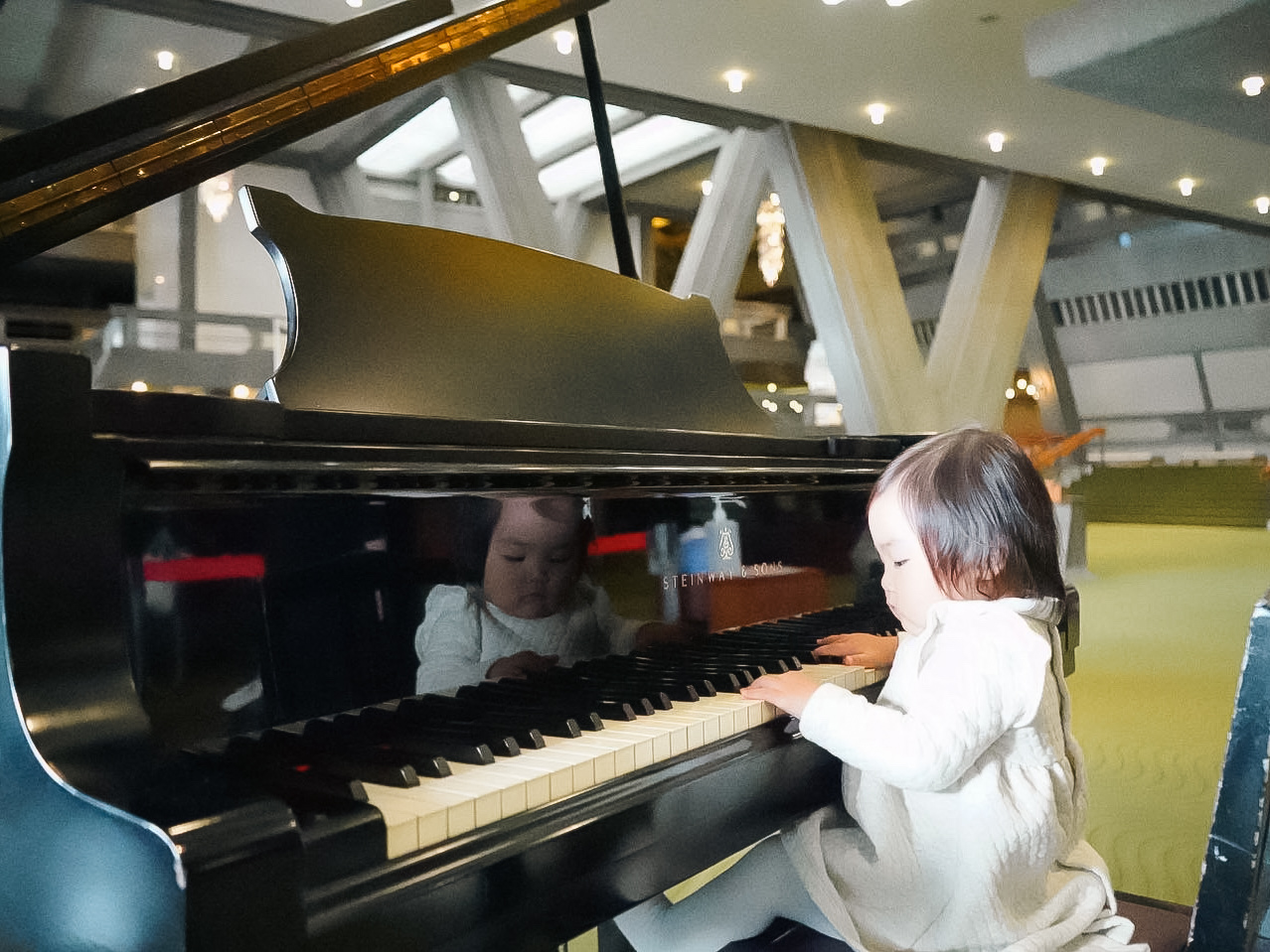 当時は、立派な立派なピアノを弾かせていただきました（娘1歳2カ月の時）。