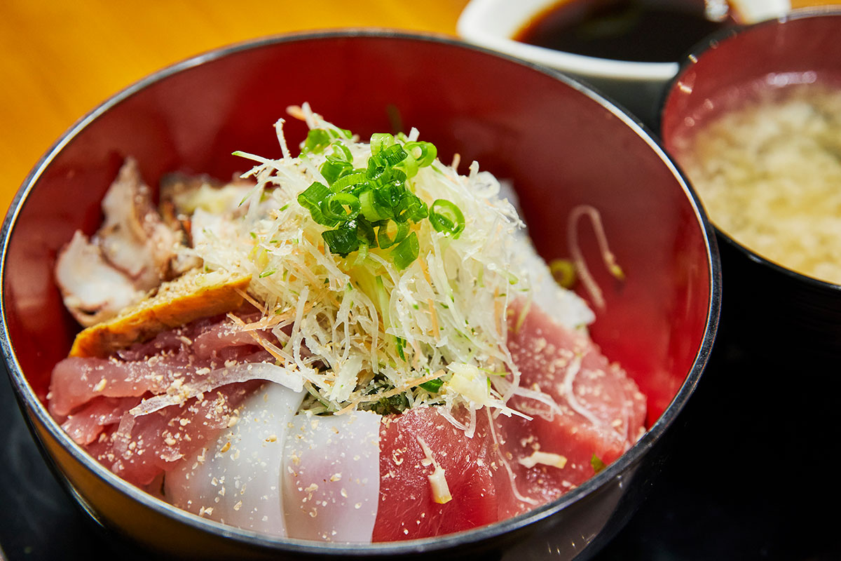 クロマグロ入り海鮮丼は味噌汁付きで1,300円。
