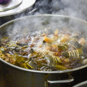 〈四喜肉粽〉のちまきはタレと一緒に茹でてから蒸し、じっくり時間をかけて作る。台湾式とは材料も調理法も異なり、一味違ったちまきが楽しめる。