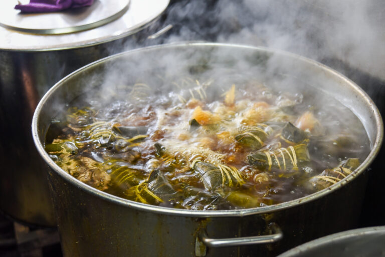 〈四喜肉粽〉のちまきはタレと一緒に茹でてから蒸し、じっくり時間をかけて作る。台湾式とは材料も調理法も異なり、一味違ったちまきが楽しめる。