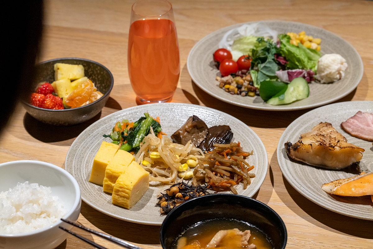 旬の食材を味わえるホテル自慢の朝ごはん。〈現代里山料理 ZEN HOUSE〉にて。