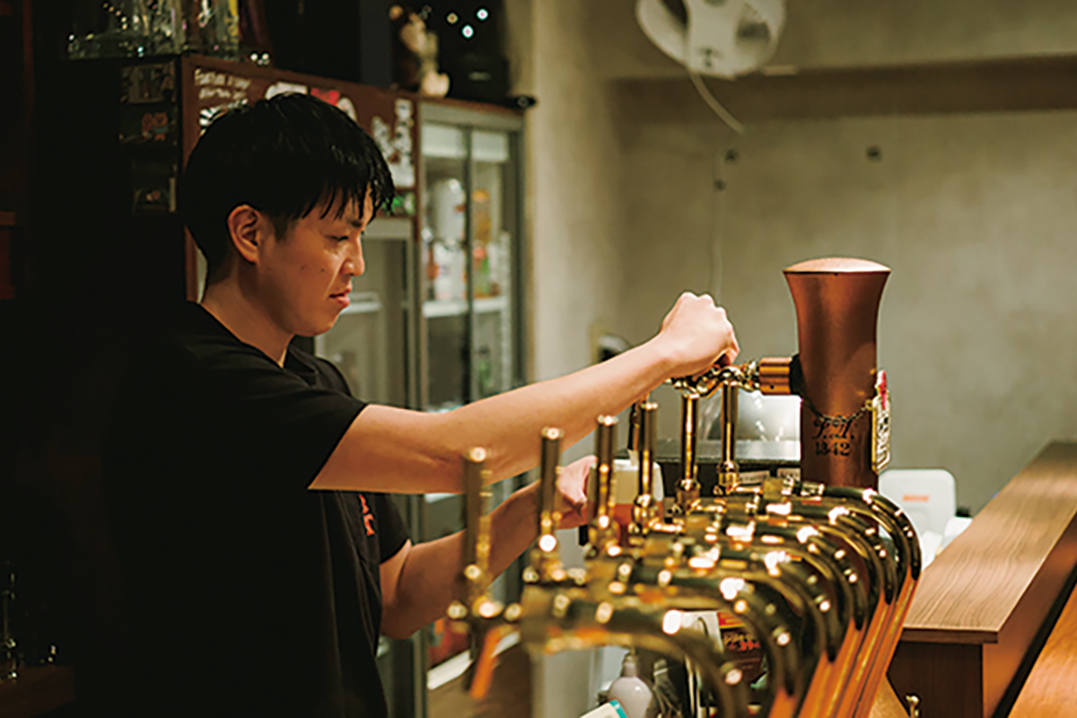 BEER：CATARATAS YAESU（カタラタス ヤエス）
渋谷発のビアバーの新店。世界各国から常時120種類のビールを取り揃え、ビール愛好家はもちろん、クラフトビール初心者もお気に入りの一杯に出会える。テイクアウトもあり。