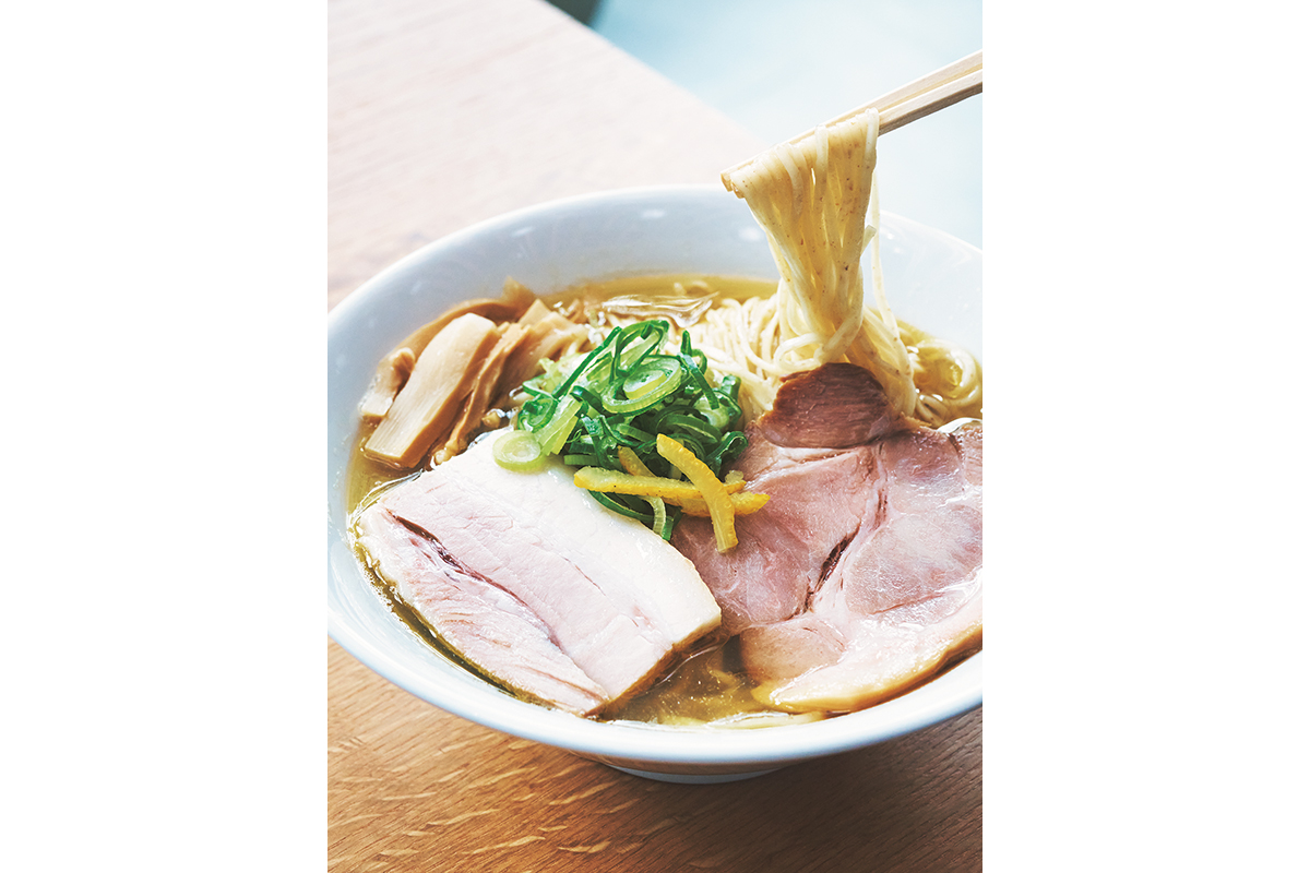 京都本店にはない、ヤエパブ限定の「京都白だし中華そば」880円は必食。自慢の煮干しスープに鶏ガラや貝だしを合わせた、コク深い味わい。全粒粉のストレート麺も風味豊か。