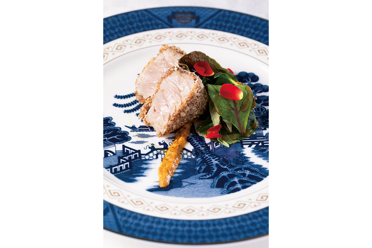 写真は6皿で構成される6,600円のランチコースの一例。季節の鮮魚 アーモンドのオーブン焼き トラパネーゼソース。