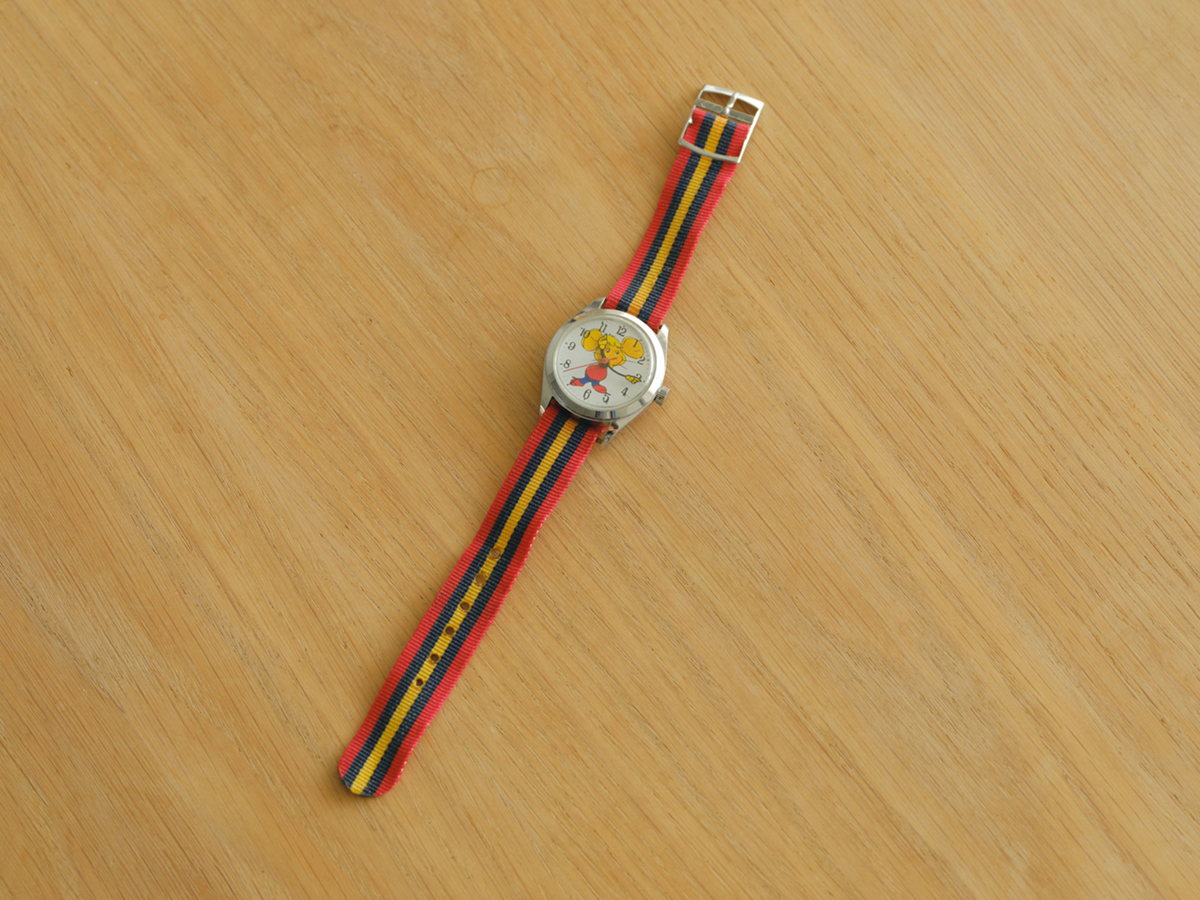 トッポジージョのイラストが愛らしい腕時計。３色ラインのベルトもポップ。
