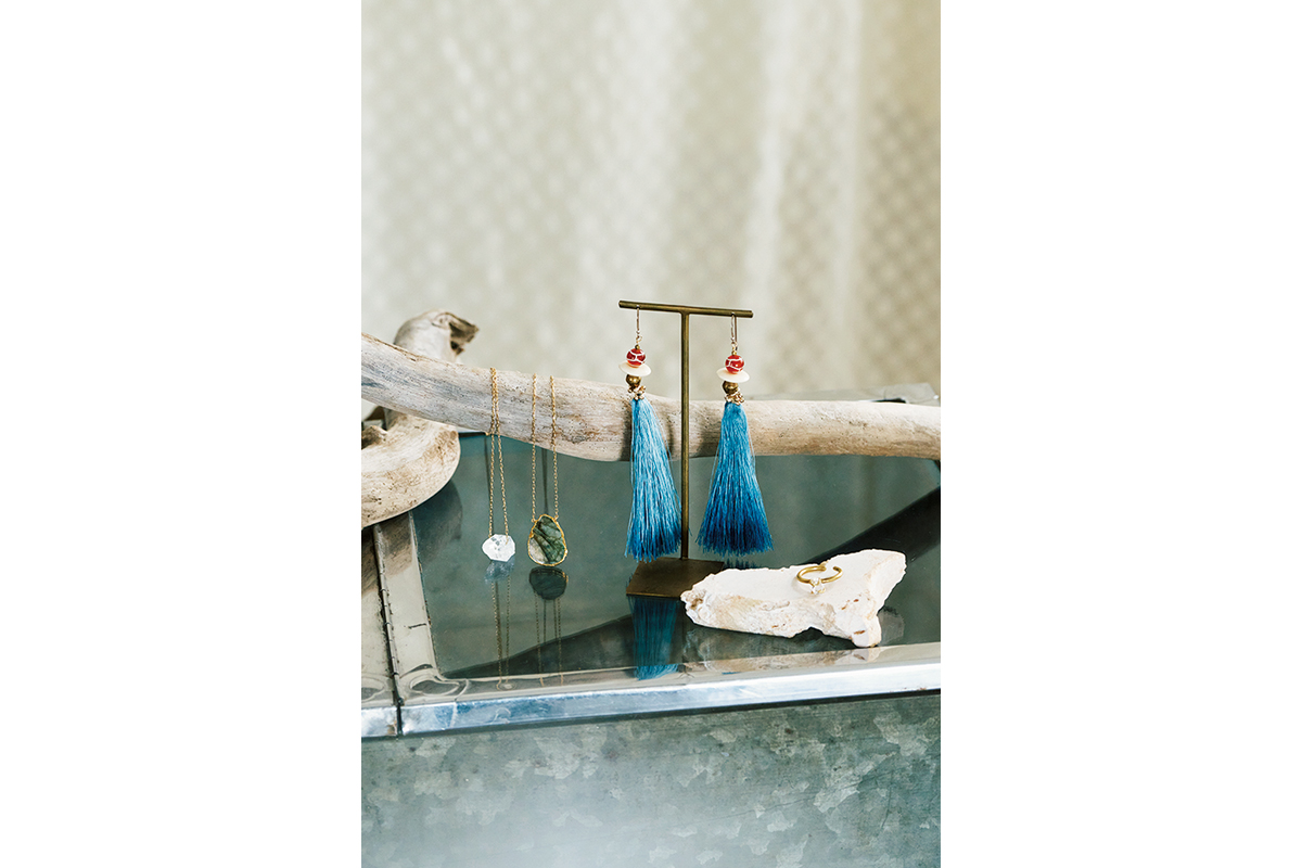 タッセルの藍染も一つひとつ手作業伊良部島を拠点に自然素材を活かしたものづくりを続ける〈OR
SA〉のアクセサリー。宮古上布に由来のある麻の一種・苧麻（ちょま）素材を使ったタッセルピアスが人気。