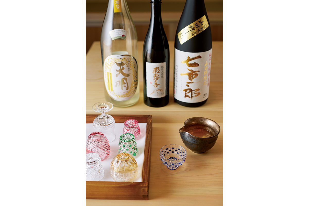 自身の故郷・福島の「天明」「七重郎」など店主セレクトの日本酒も心憎い。常時10種ほどで1合1,600円～。江戸切子の酒杯で。