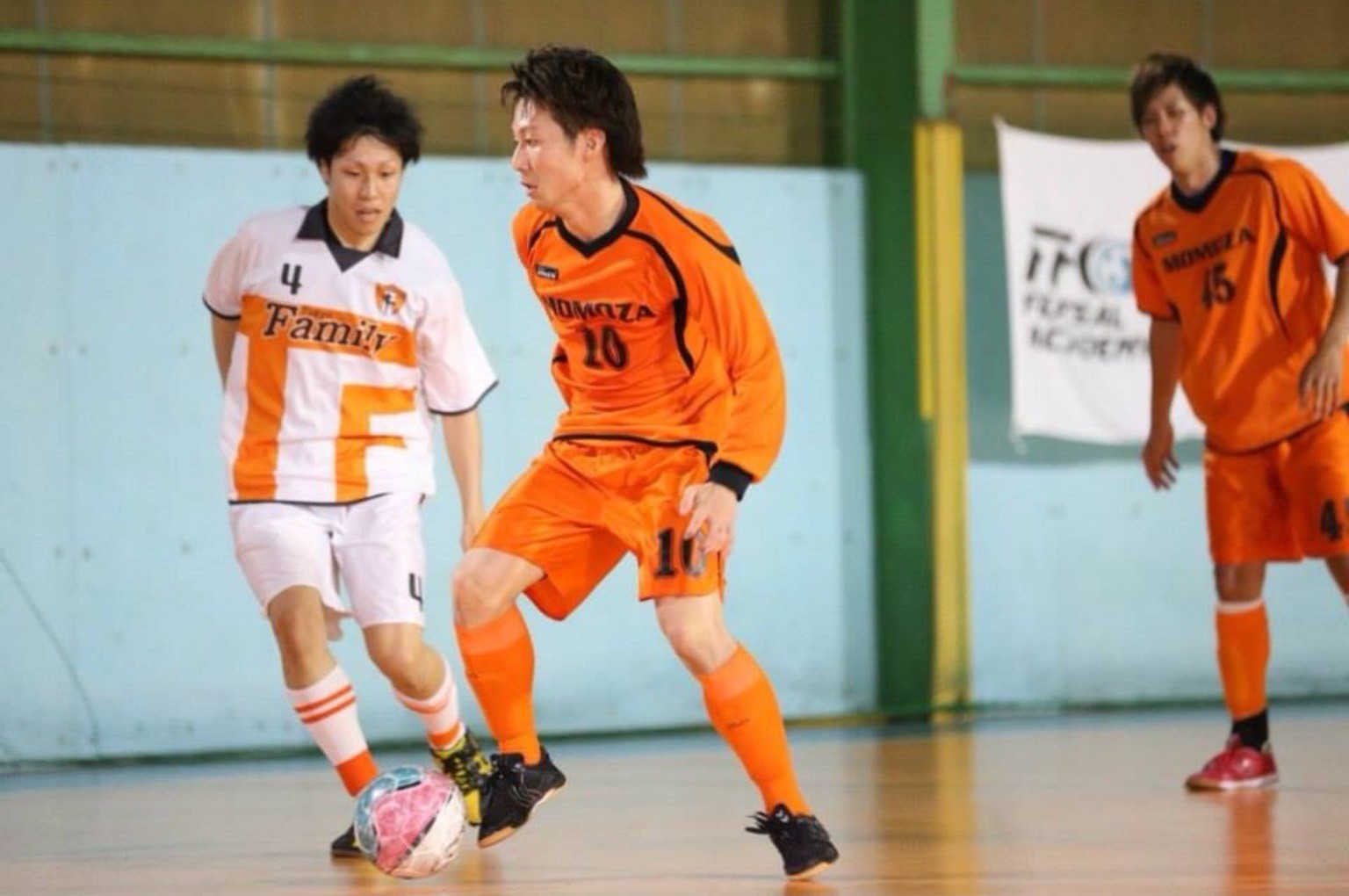 サッカーの強豪高校に越県留学するほどのスポーツマン。大学でもフットサルに夢中だった。