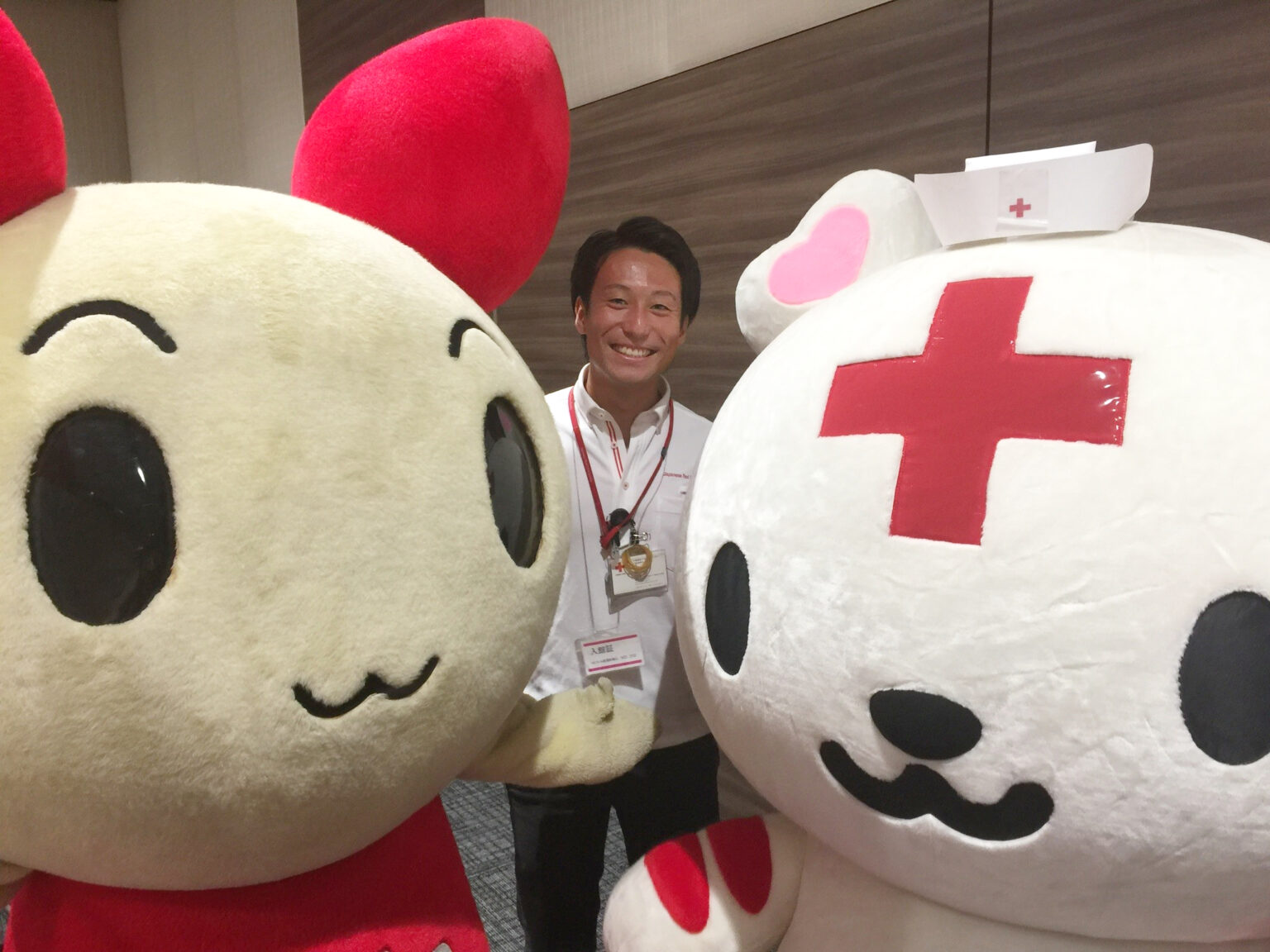 （左から）献血推進キャラクターのけんけつちゃん、近藤さん、ハートラちゃん。