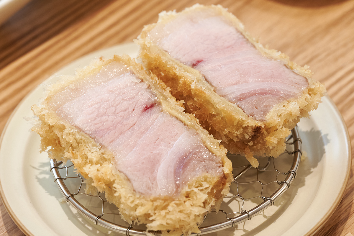 豚肉は岩手県産高級銘柄豚の岩中豚を使用。旨味のあるジューシーな脂が特徴。
