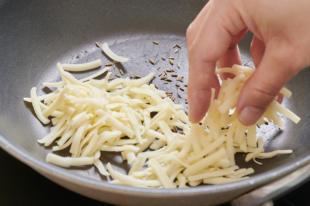 チーズをかぶせるように。