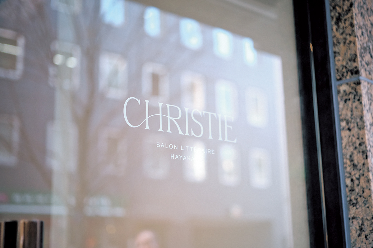 旧店舗から受け継ぐ「C」のデザインは、アガサ・クリスティーの「名探偵ポアロ」のヒゲをイメージ。