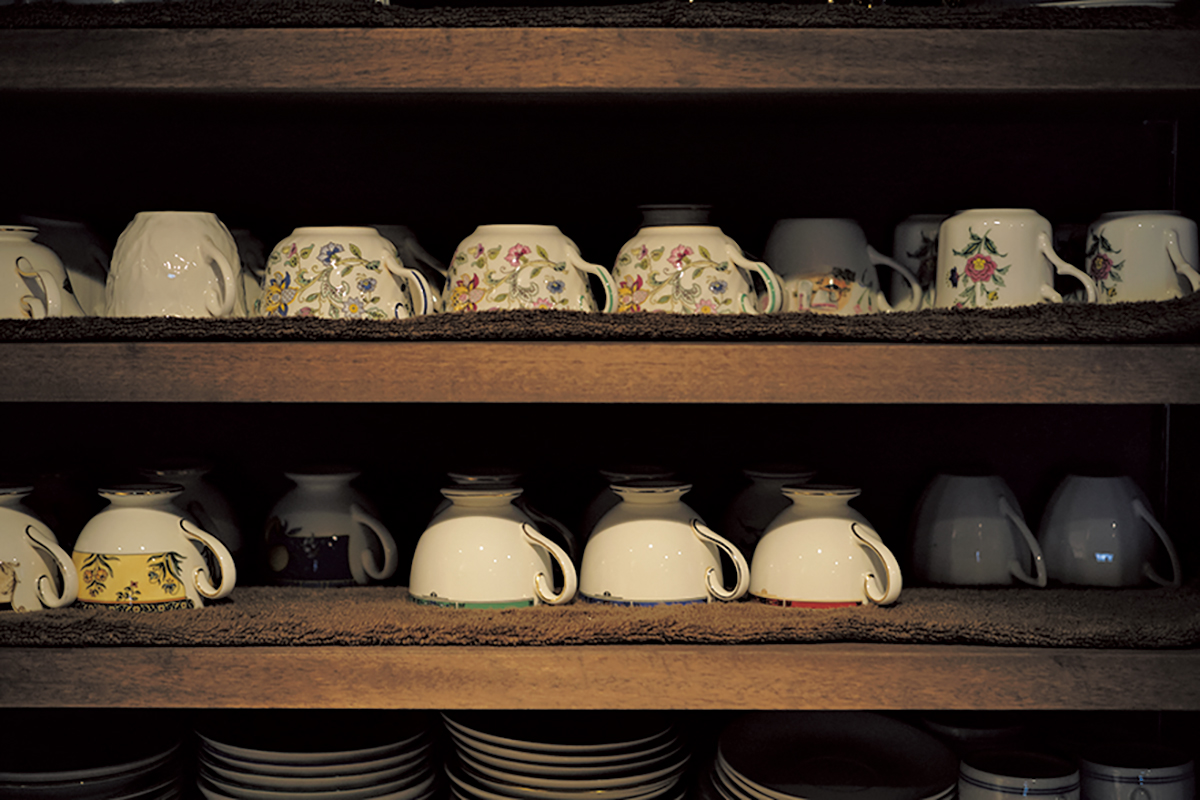 名窯のコーヒーカップが並ぶ。
