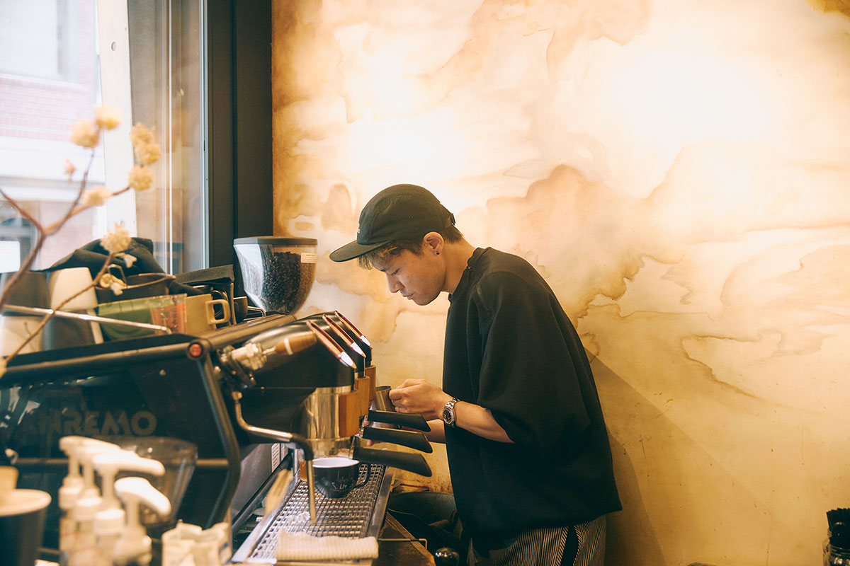 カプチーノがおいしい店に出合って以来、コーヒーの世界に魅了されたという店主の吉田直矢さん。