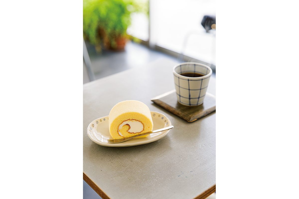2.コーヒー600円、厚めにカットした自家製ロールケーキ600円。フードは片手で食べられるホットドッグも。