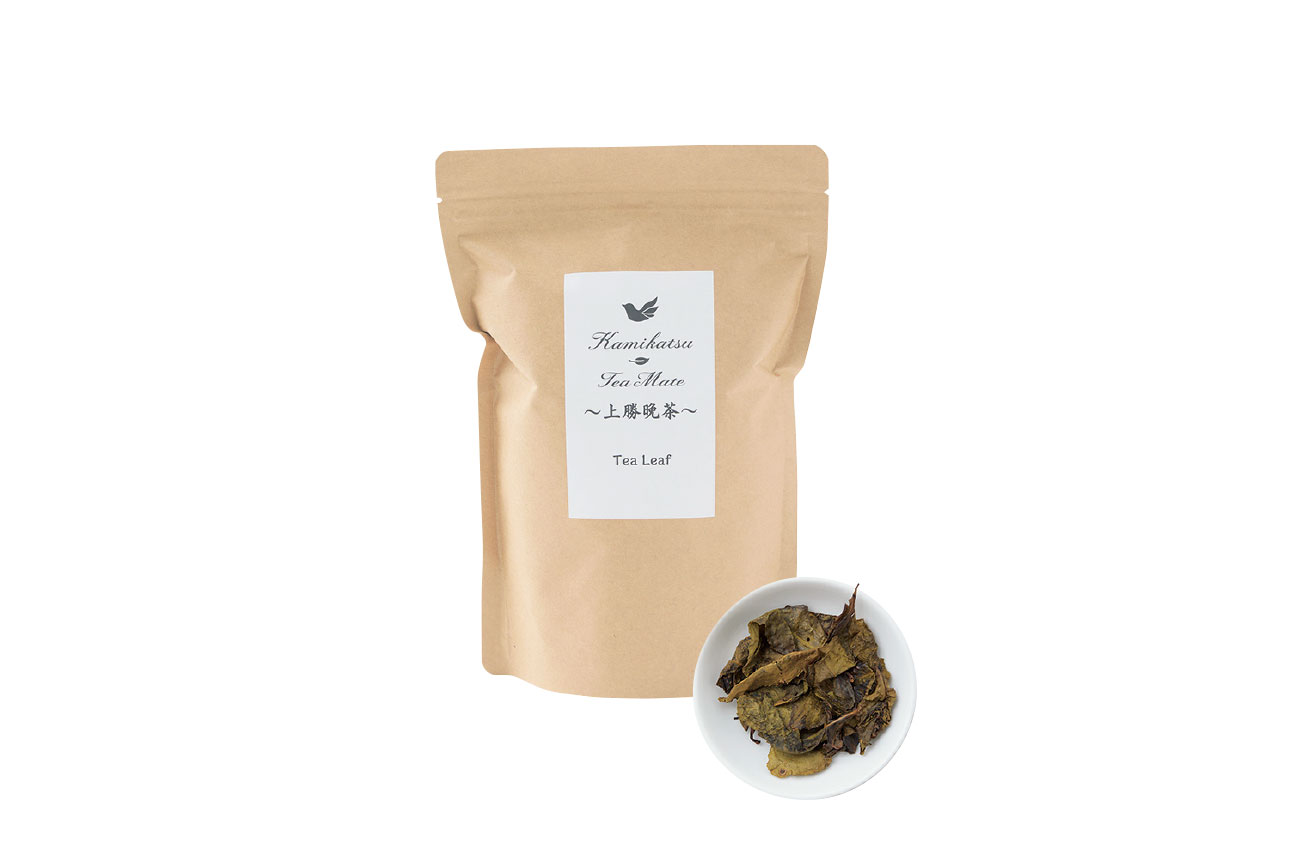 〈 Kamikatsu-Tea Mate 〉の
上勝晩茶｜山間の小さな町の伝統茶。自家用こその個性も魅力。徳島県上勝町の家庭に伝わる後発酵茶。山などに自生する茶葉を釜茹でして磨り潰し、2～3週間発酵させることで乳酸菌豊富な発酵茶に。青みのある軽やかな酸味でのど越しスッキリ。生産者ごとの味の違いを楽しめるセットも。50g 648円。https://www.kamikatsu-teamate.com/