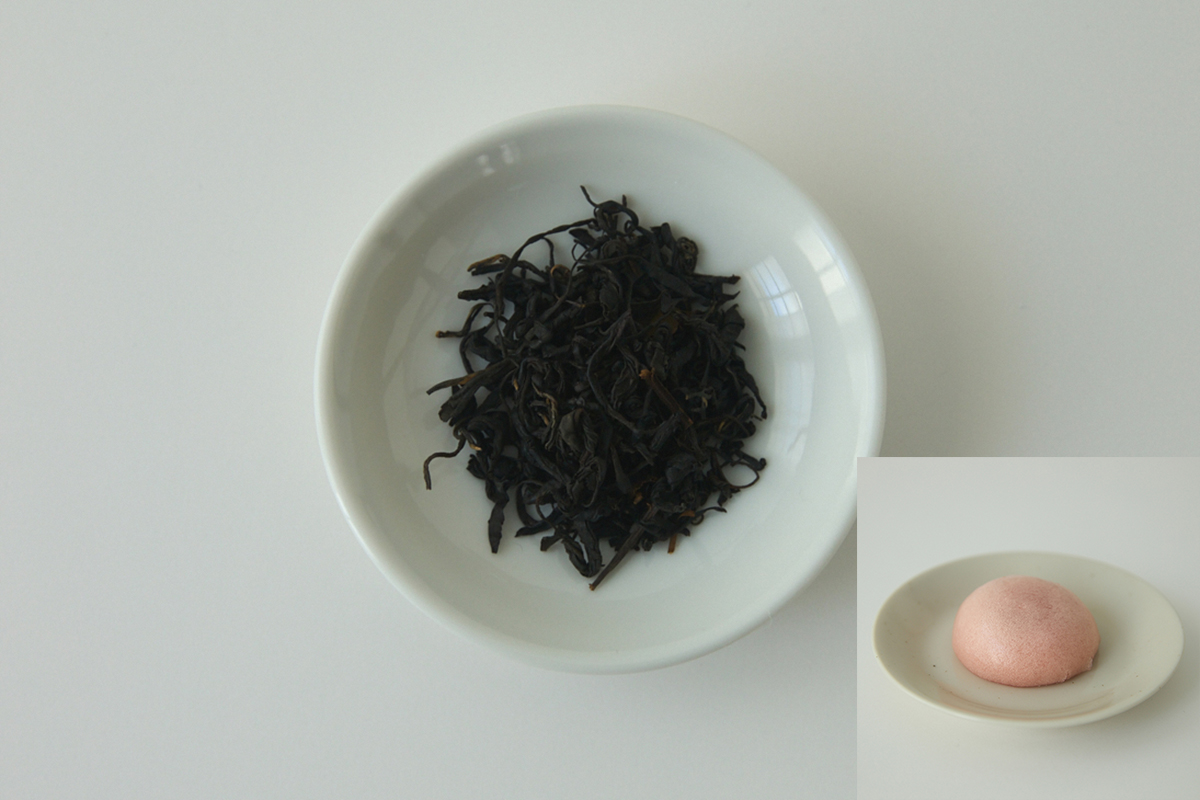 おくみどり｜海外紅茶にない旨みと甘みは日本の緑茶品種ならでは。渋みが控えめで、緑茶品種ならではの旨みと甘みが持ち味。これまでの紅茶のイメージを覆す味を楽しみたい人に。あんこ系の和菓子や和食とよく合い、お茶漬けにしたり、日本茶のような味わいを持つのも面白い。日本茶の代表品種「やぶきた」など、ほかの緑茶品種も「おくみどり」と似た特徴を持つ紅茶になりやすい。