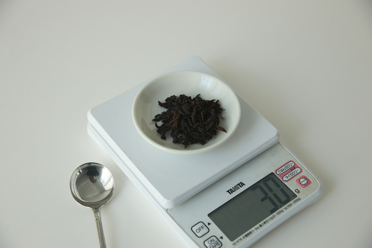 STEP 1｜茶葉を3〜4g計量する。350〜400㎖くらいのポットなら茶葉は3〜4gが適量。毎回量らなくて済むようにスプーン何杯分か確認しておくといい。