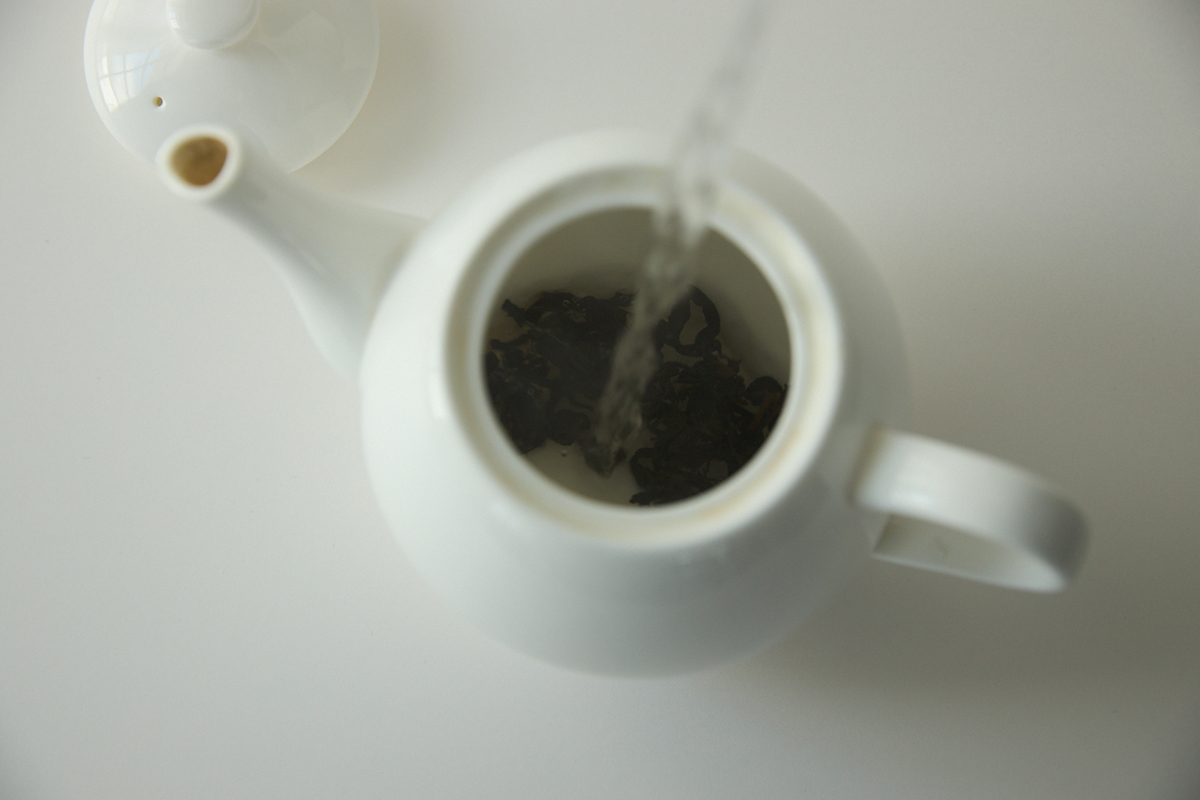 STEP 2｜ポットに茶葉を入れてお湯を注ぐ。ポットに少量のお湯を入れて1分ほど置いて温め、お湯を捨てる。茶葉をポットに入れ、沸騰したお湯を注いで蓋をする。