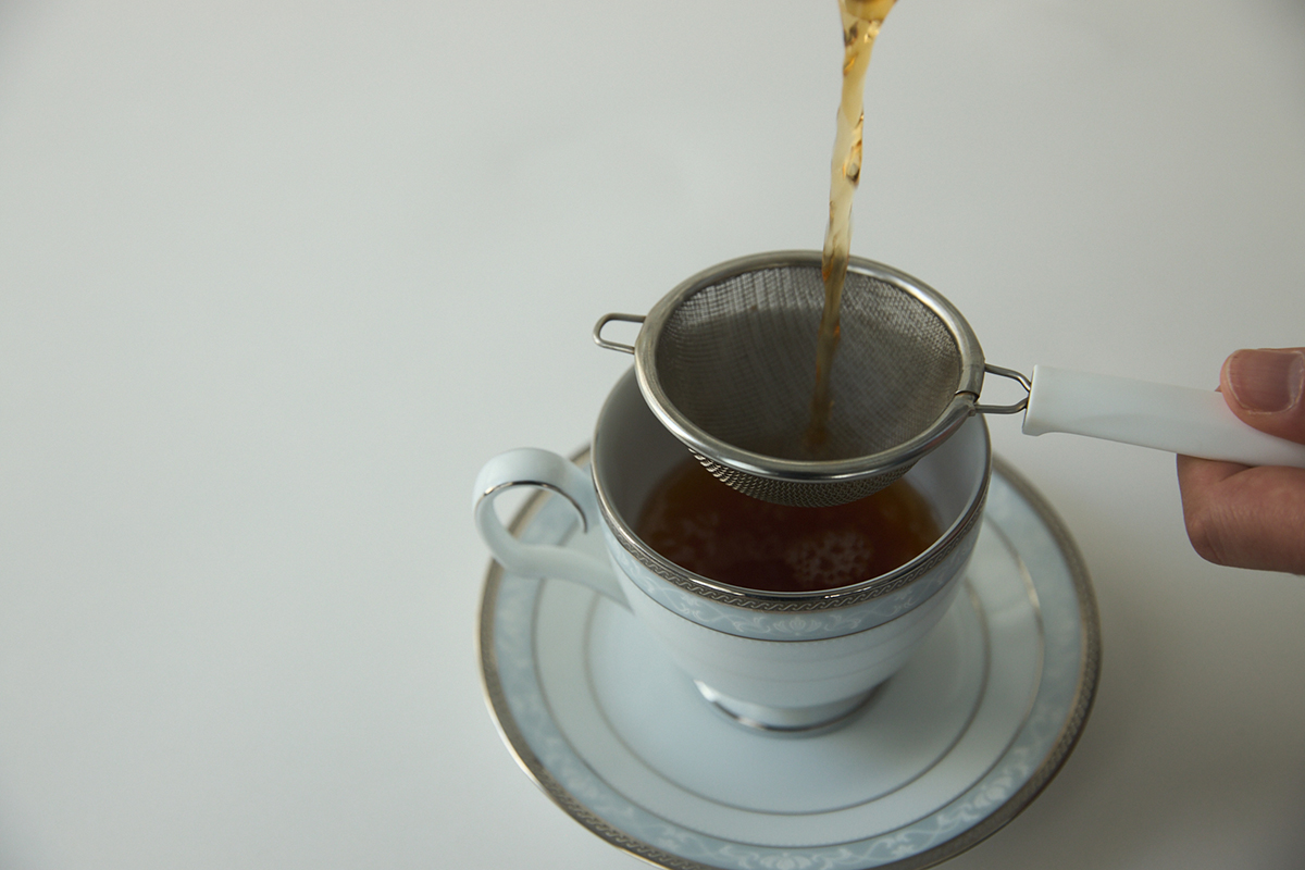 STEP 3｜3分以上蒸らしてカップに注ぐ。3分以上蒸らして紅茶の色と香りが出てきたら、茶こしを使ってカップに注ぐ。10分くらい蒸すとしっかり香味が出る。