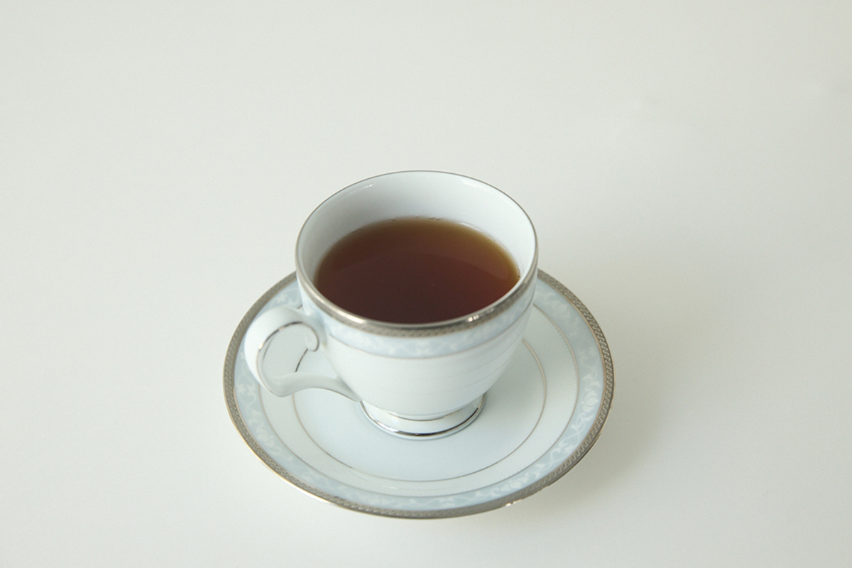 STEP 4｜熱いお湯と蒸らしでおいしい一杯に。茶葉が大きいほど開くまで時間がかかるので長めに蒸らすのがコツ。「忘れた頃に飲んでも和紅茶は渋くなりません」