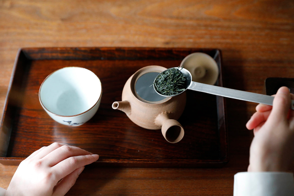 STEP 1｜茶葉を急須に入れる。茶葉の量は少なすぎるとその風味を楽しむことができないため、大さじにたっぷり2杯を目安に。
