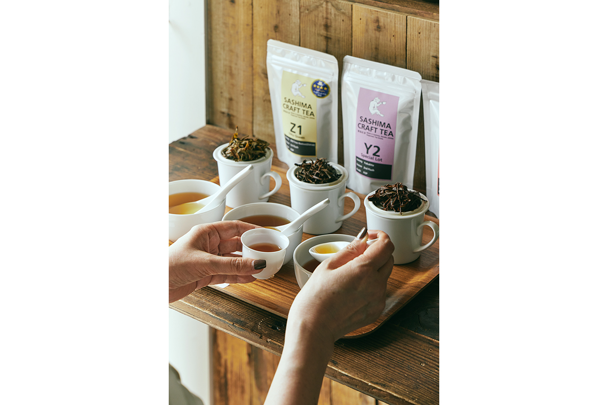 1.「紅茶のテイスティング体験」は、好きな茶葉3種を選び、鑑定杯を使ってトライ。基本3種セット1,320円。