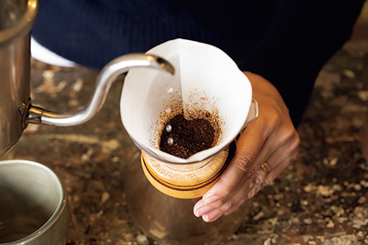 STEP #3　粉を蒸らす。
コーヒーの成分をムラなく抽出するために行う作業。湿らすことで粉に含まれる炭酸ガスを放出。「粉全体に均一に少量のお湯を注いで、数十秒待ちます」