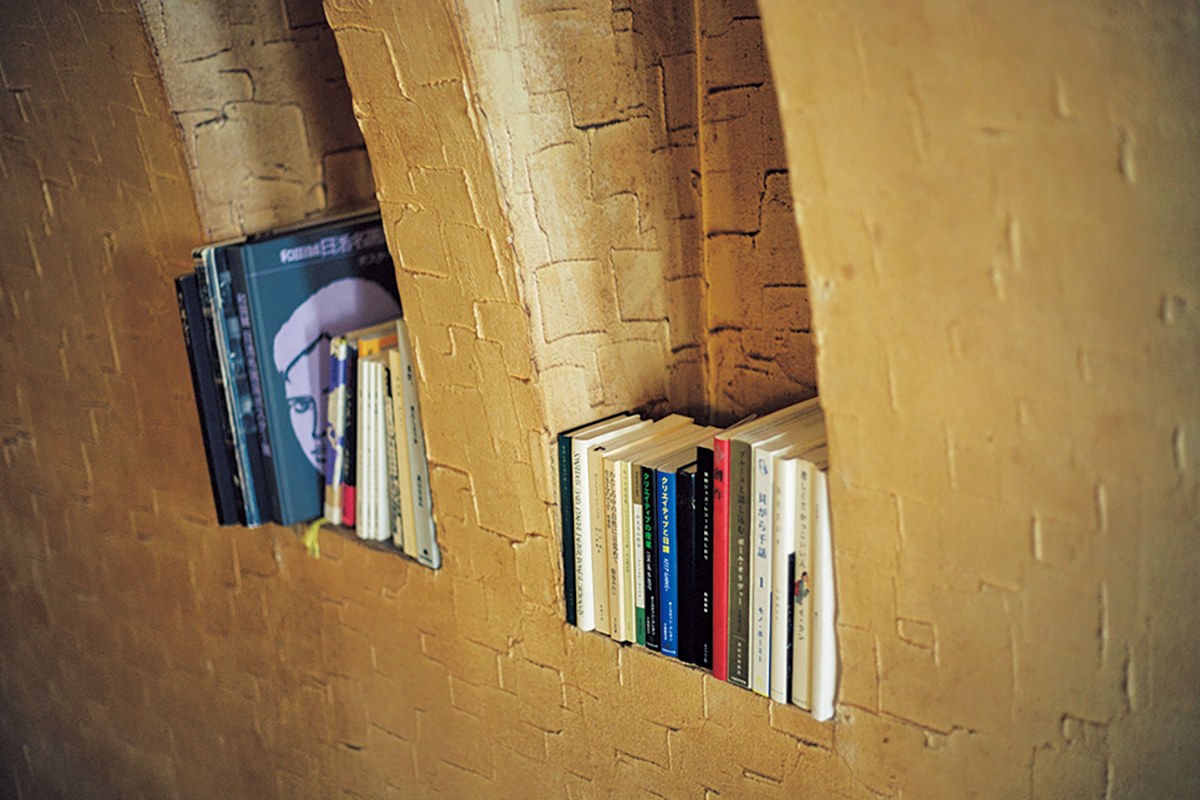 静かな時間のお供にと、壁面のニッチには本が置かれている。内装を際立たせるため、余計なものは置かない。