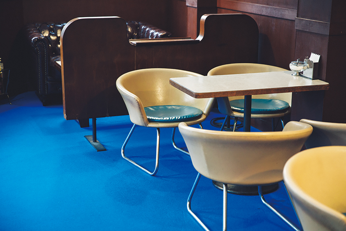 ブルーの座面の椅子が空間を引き締める。新調した絨毯は、鮮やかな色を受け継いだ。