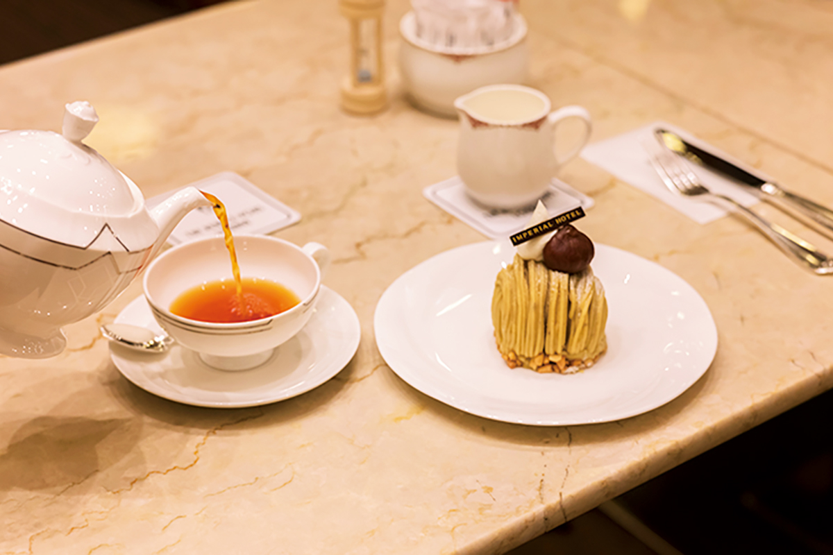 伝統のクラシックケーキと美しい白食器を堪能する。 モンブラン（2,800円、コーヒーまたは紅茶付き）は国産栗の濃厚な味わいで長年愛され続ける一品。統一された白食器はホテルの気品そのもの。