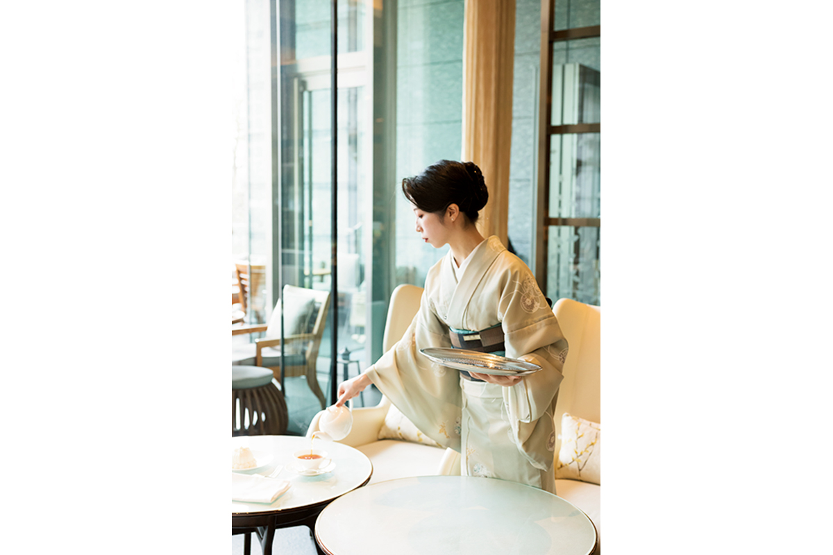 和装スタッフによる美しい所作も魅力。 〈パレスホテル東京〉の中でも和装スタッフがいるのは、〈日本料理 和田倉〉と1階のラウンジのみ。お茶を淹れる姿もまた違う印象に。