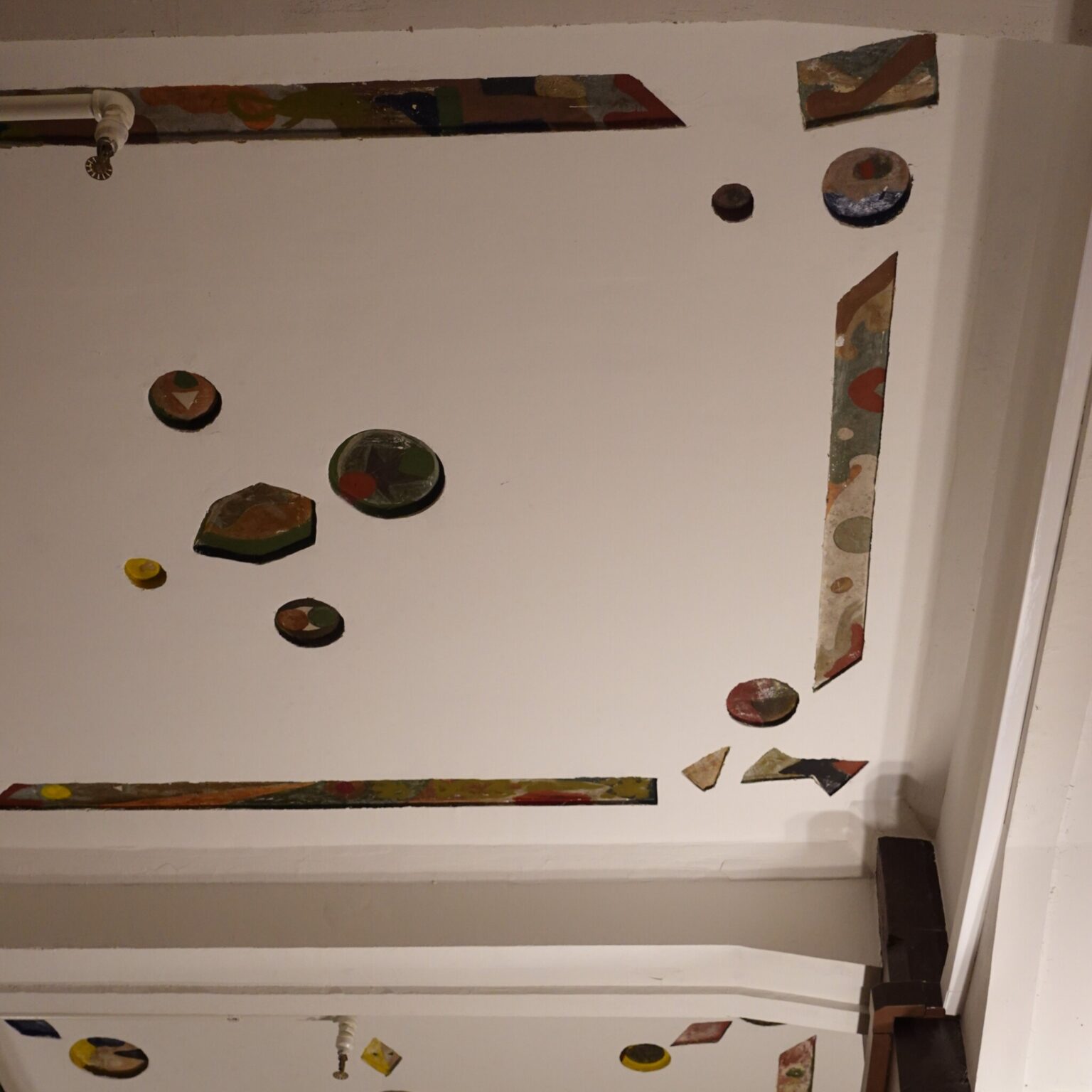 ビリヤードを彷彿とさせる天井のデザイン。