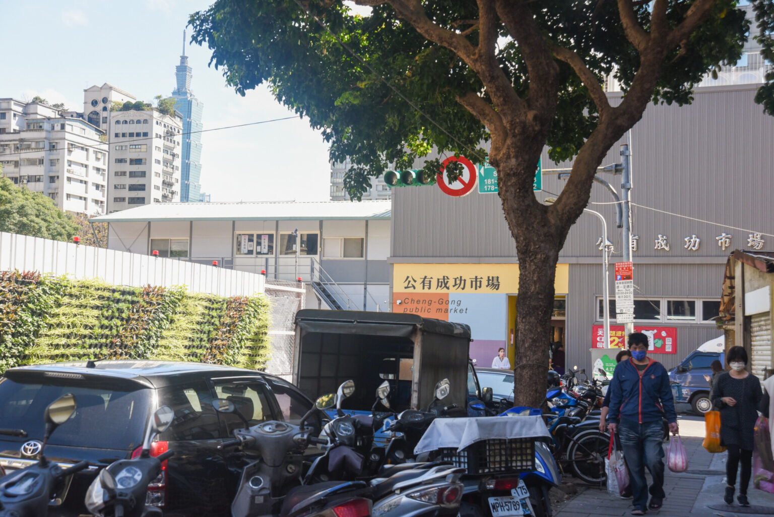 台北の新旧が交差する場所。テラス席から見える〈台北101〉と伝統市場。新旧の文化が交差する場所ならではの日常風景も楽しめる。