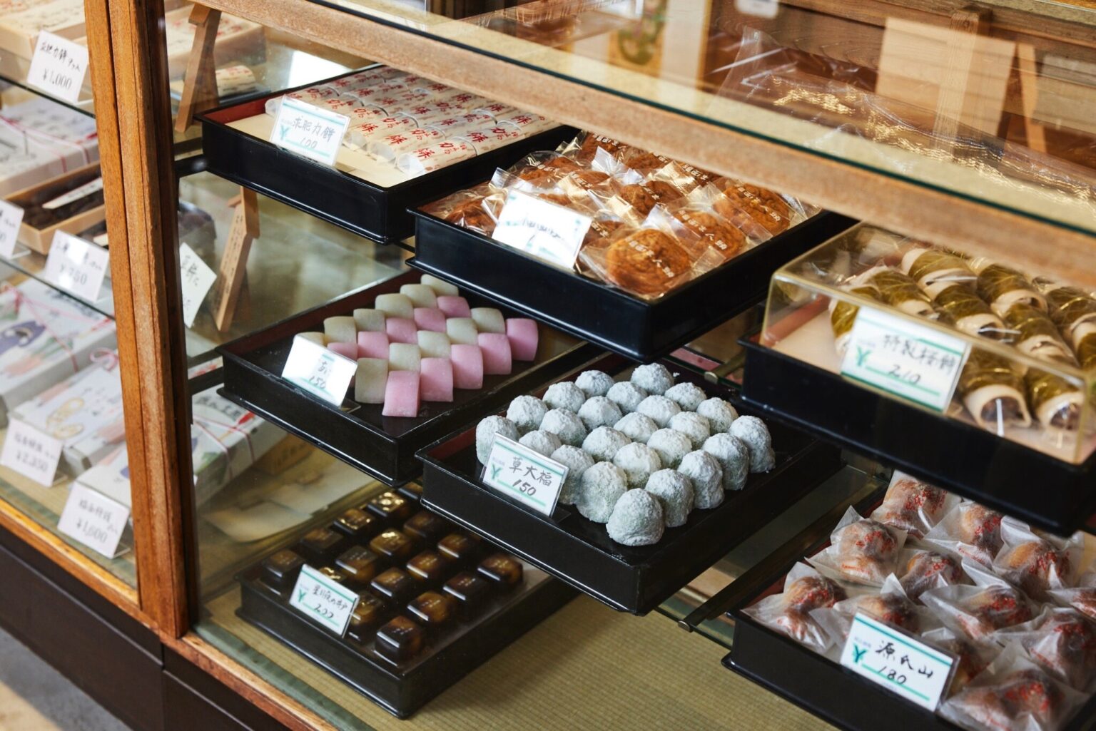 店内にはところ狭しと置かれたせんべいなどのお菓子も販売されている。ケースの中には、求肥力餅、源氏山などをはじめ、鎌倉にちなんだオリジナル商品が並んでいる。