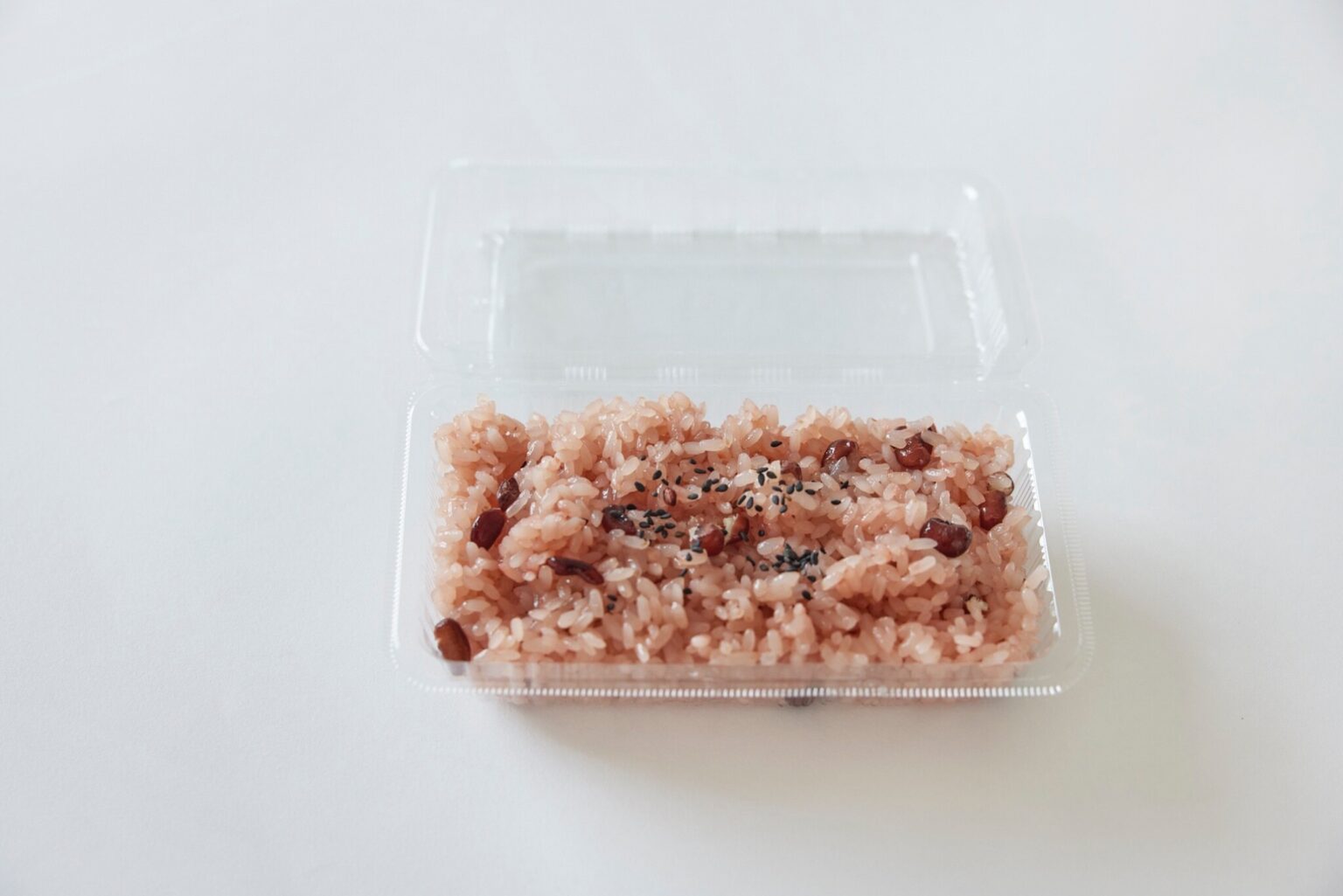 通常、お赤飯は小豆で炊かれることもあるが、皮が破れやすいことから切腹を連想させるため、関東では縁起をかついでささげが用いられる。1パック450円。