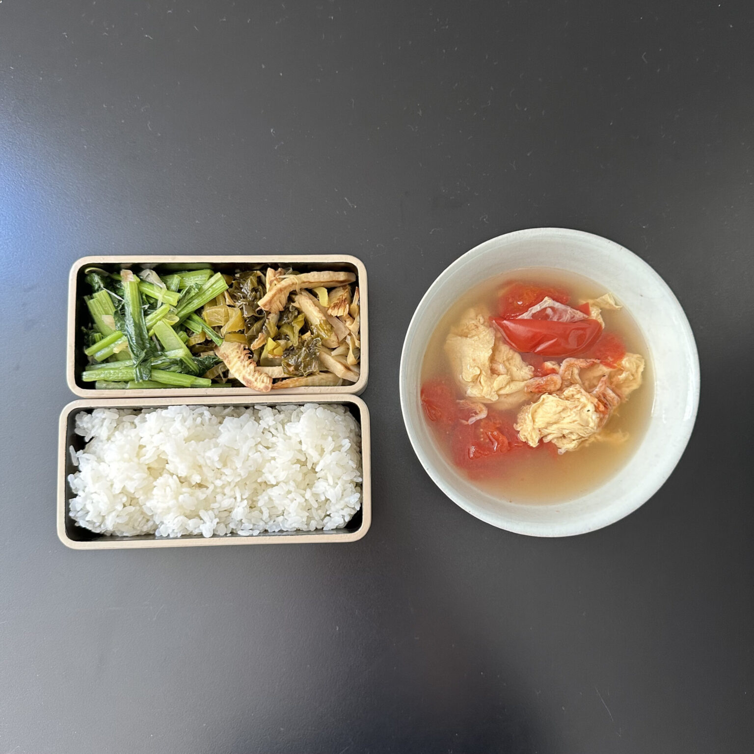 【3】タケノコの高菜炒め、小松菜の塩炒め、トマトと卵のスープ、白米。