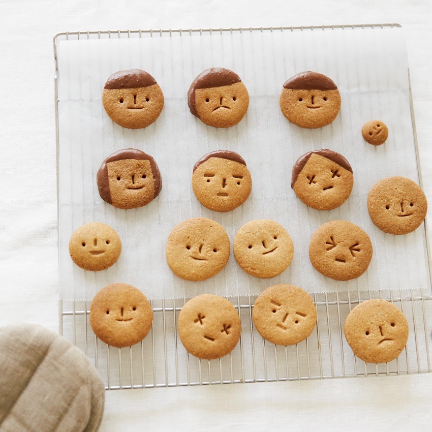 なかしまさんのお菓子というと、丸いクッキーにいろんな顔が描かれた、「スマイル ビスケット」を思い浮かべる人が多いよう。チョコレートで、髪形を工夫しても。皆さんはどの顔が好き？