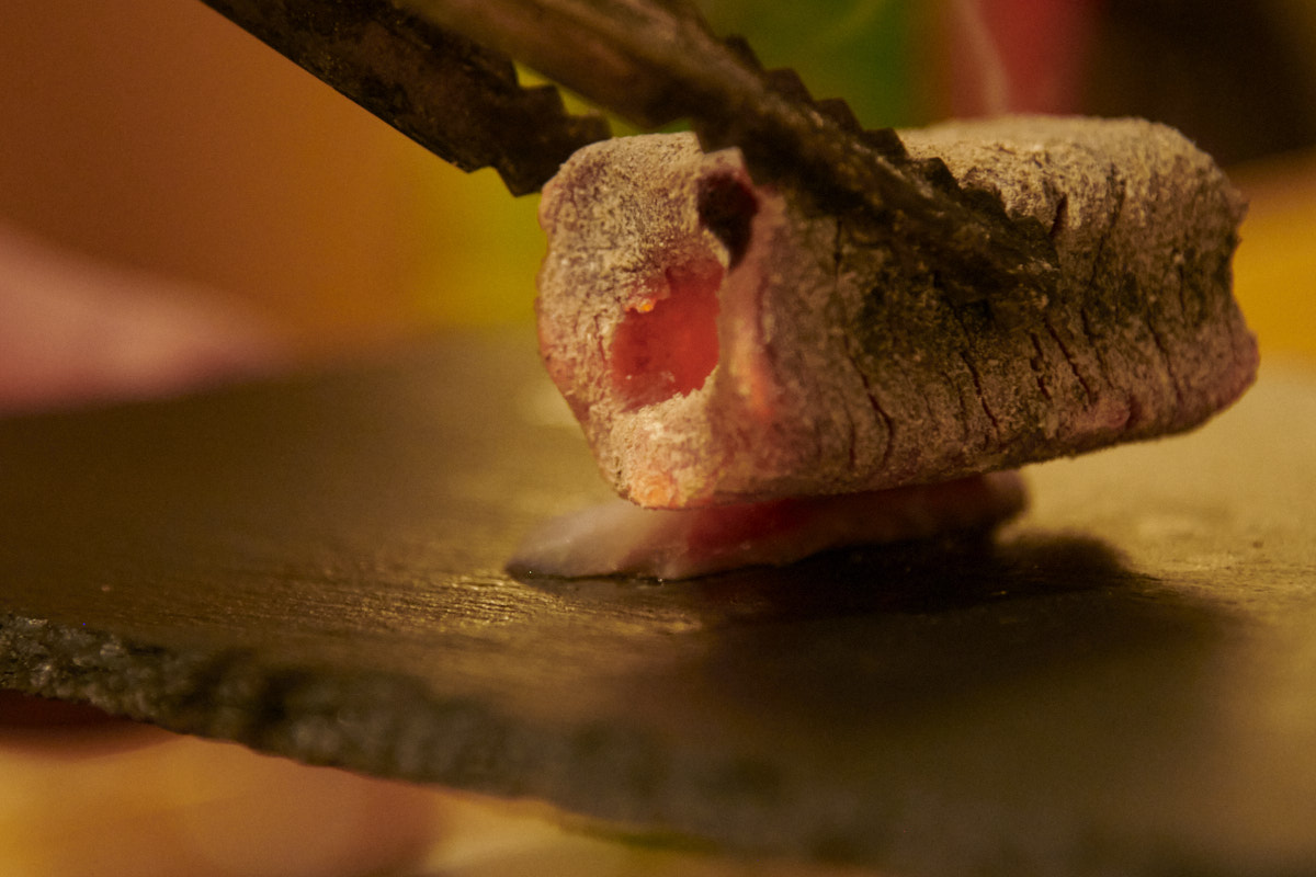 銚子産の金目鯛は、皮に直接炭で焼き目をつけて香ばしさを感じる一貫。