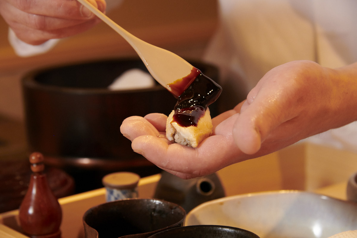 ふっくら柔らかく炊き上げたお寿司の〆、穴子にもツメをひと塗り。
