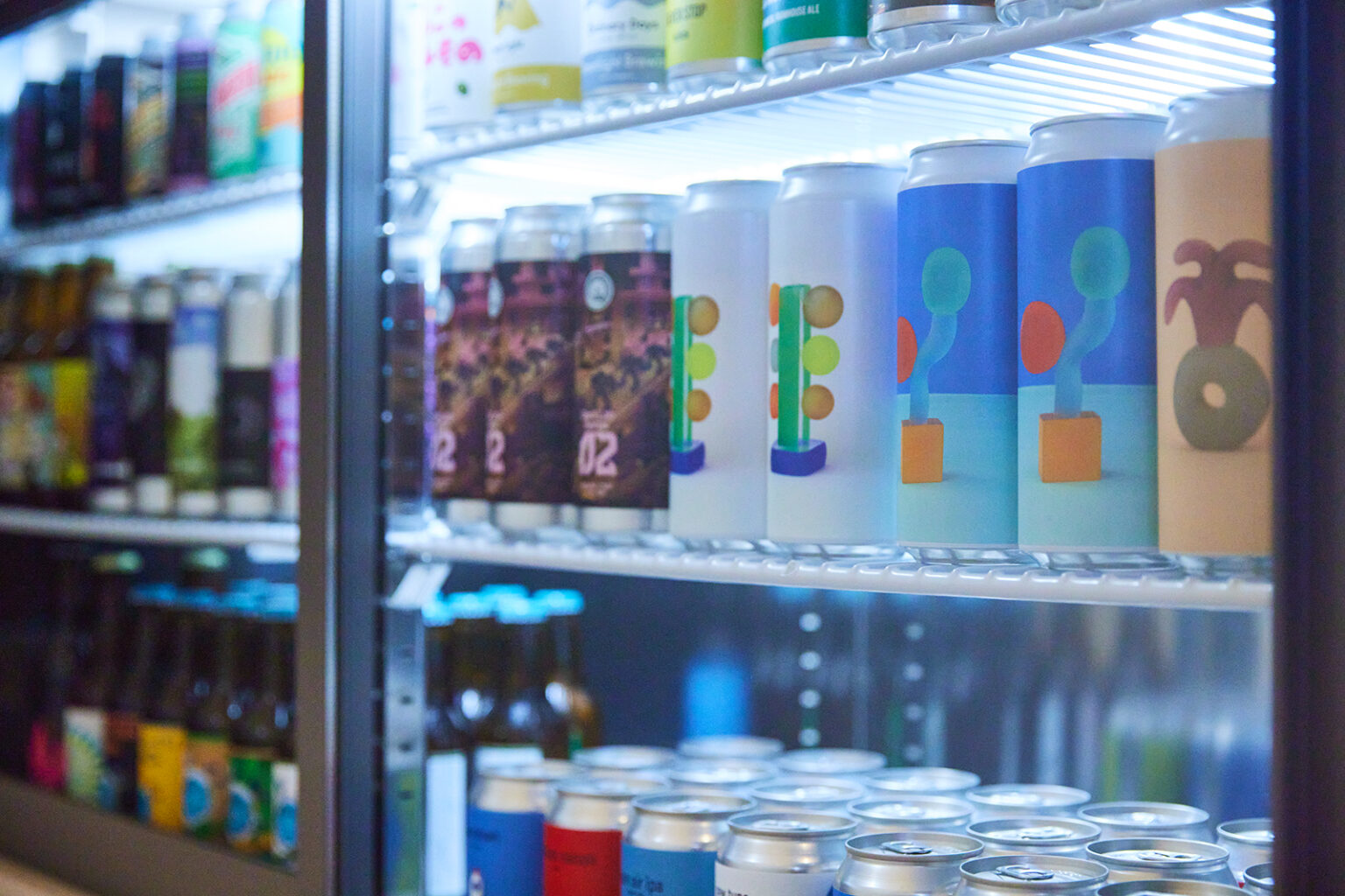 レジ下の冷蔵庫には、国内産のクラフトビールがずらりと並ぶ。