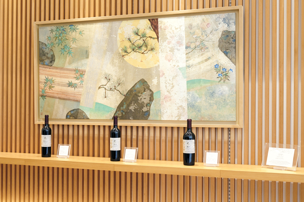 ホールには〈シャトー・メルシャン〉の椀子、勝沼、桔梗ケ原の3つのワイナリーの世界観をあらわした日本画が飾られている。