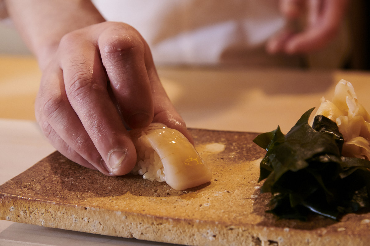 北海道産のほたては、食感と甘みを感じられるよう切り方に工夫をこなして提供する、まさに職人技。