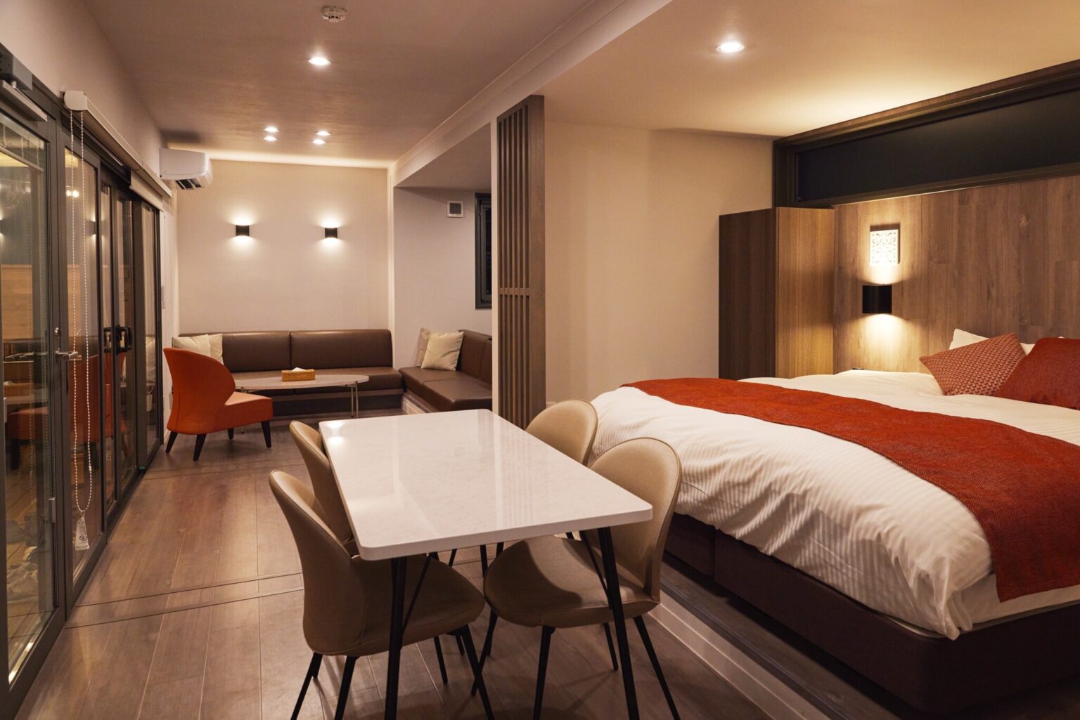 「SAUNA Suite Villa」室内。ダブルベッドを2つ完備。4名まで宿泊可能。