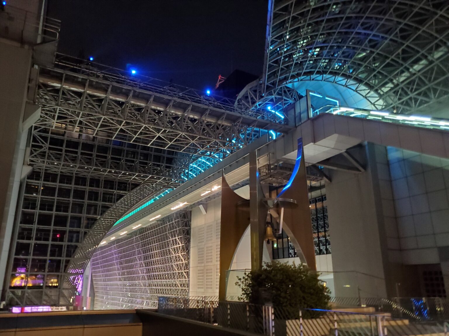 夜は特にテーマパークに来たような気分になります。〈京都駅ビル〉のおもしろい構造がさらに際立って見えるんです。