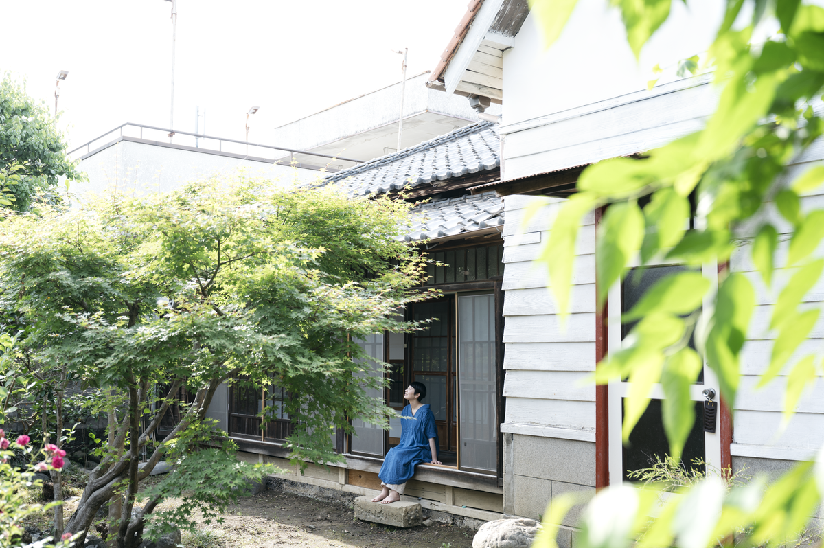 東京で野菜販売の仕事をしていた田口侑希乃さん。自然豊かな神奈川の秦野で半年暮らした後、2021年に桐生へ。和洋折衷の木造住宅を賃貸。