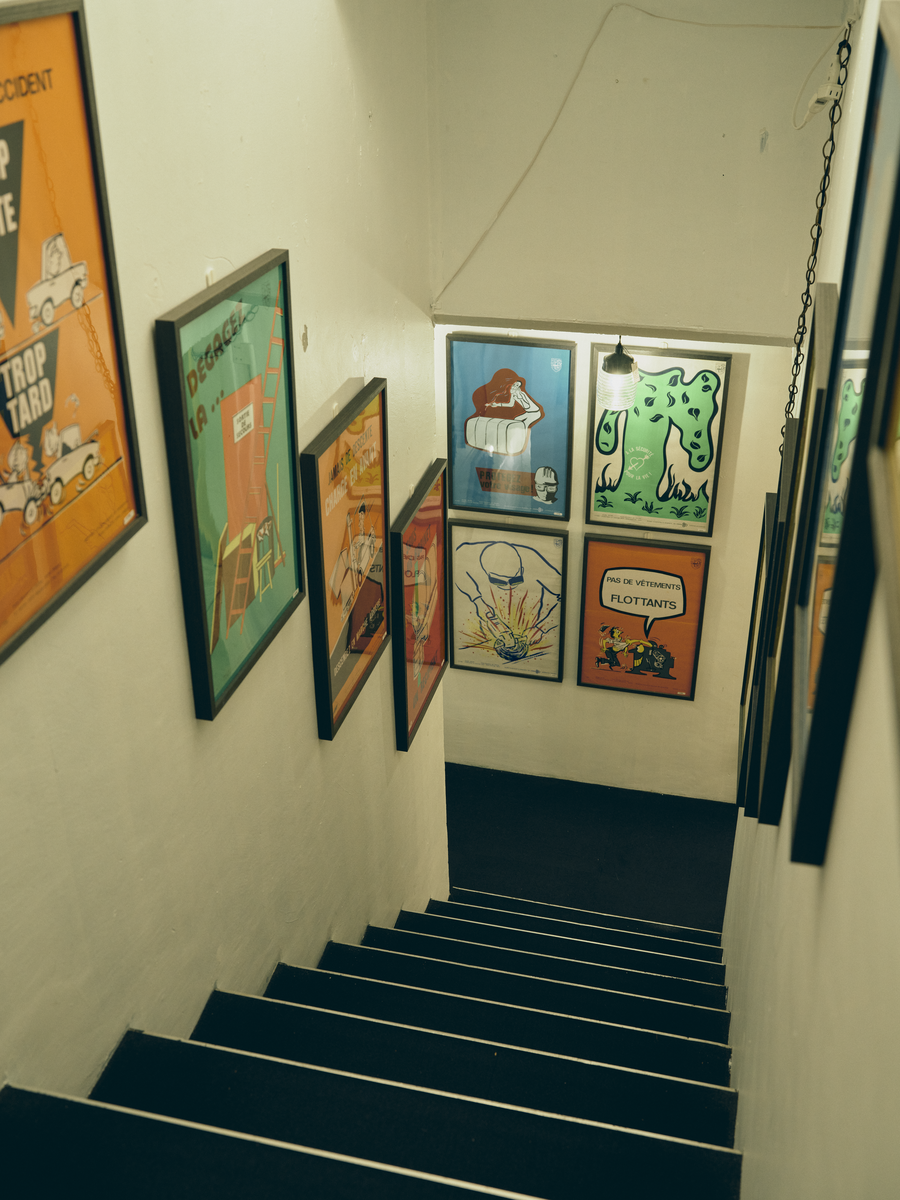 地下3階まで続く長い階段だって楽しい。ビビッドなカラーのポスターはフランスの労働協会「AINF」が1950年代に製作したもの。額装された状態で販売している。