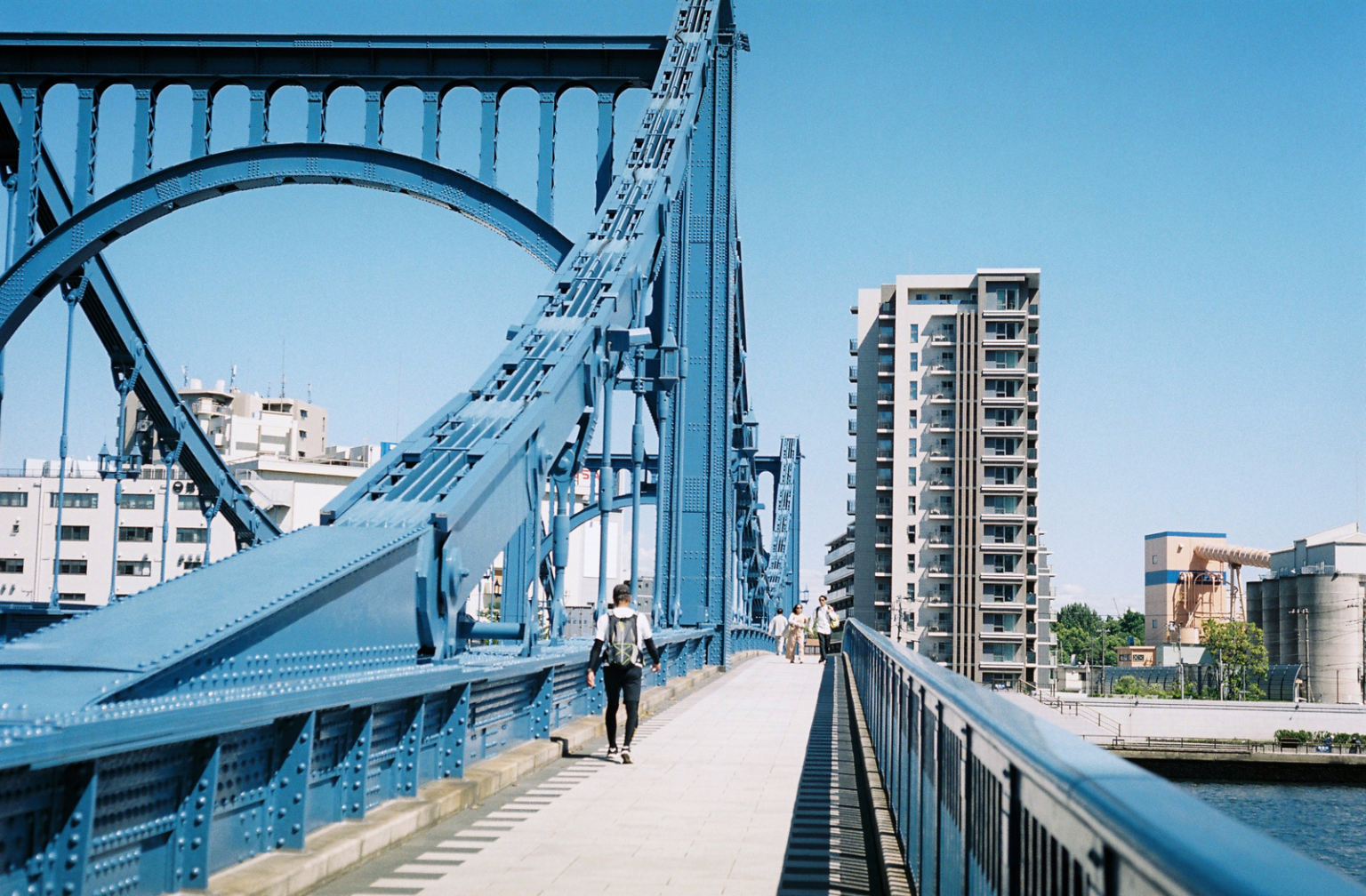 隅田川に架かる真っ青な清洲橋は、時間があると気分転換につい渡りたくなるとても良い橋！