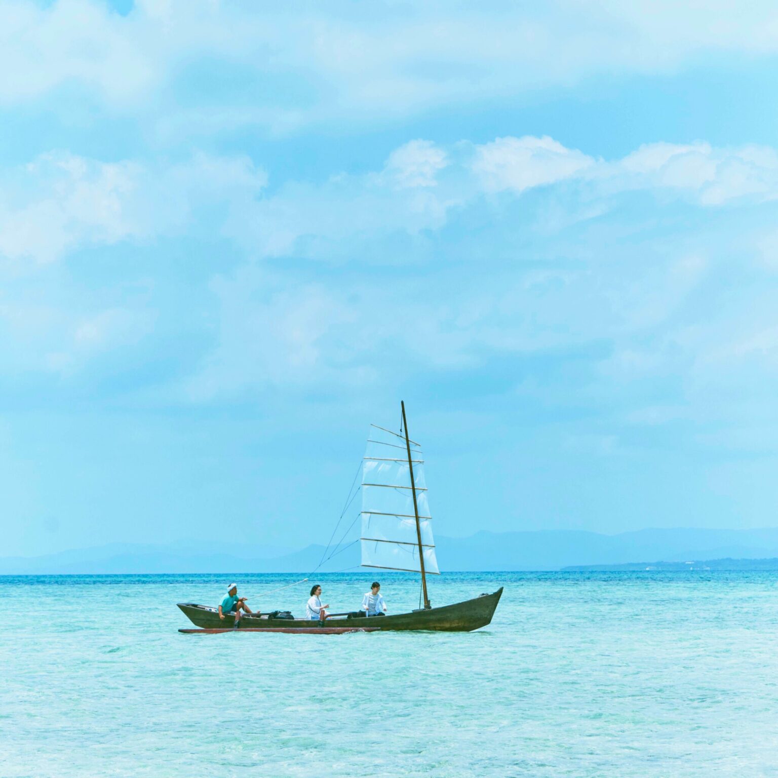 琉球の伝統的な木造帆船「サバニ」は〈星のや竹富島〉で人気のアクティビティ。心地よい海風に触れられる。